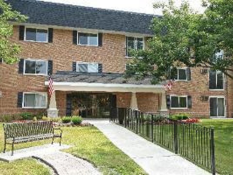 1st image of 560 Lawrence Ave APT 216