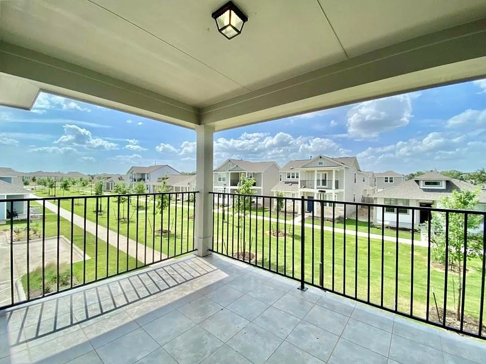 4 bed, 3.0 bath, 1940 sqft, $2,395 — Photo 4