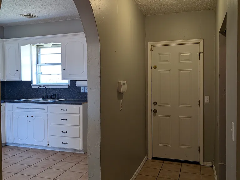 941 N Bradley Ave — Photo 6