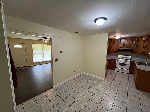 4th image of 951 Celia Dr