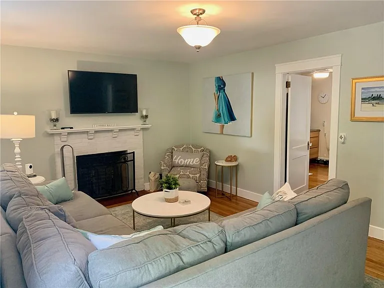 16 Florence Ave — Photo 5