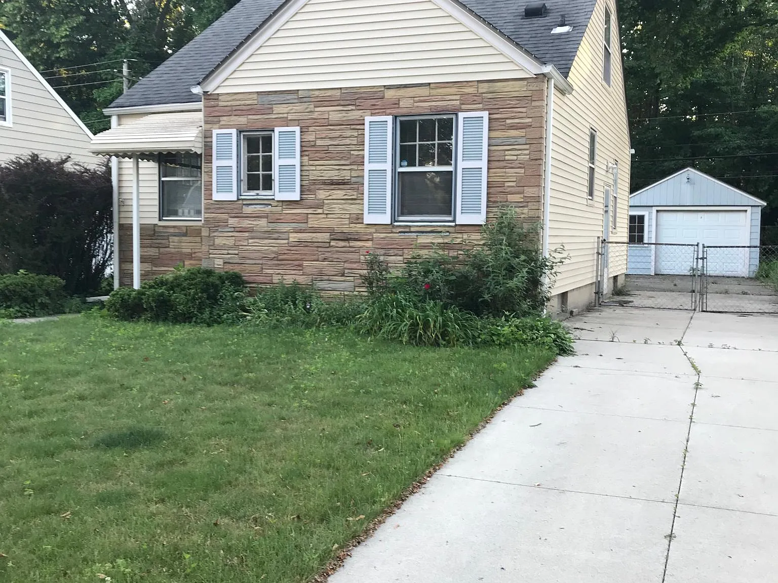 1311 N Alexander Ave — Photo 1