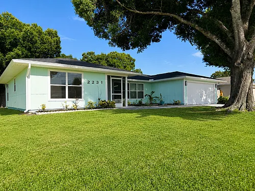 2231 SE Lucaya St Photo 1