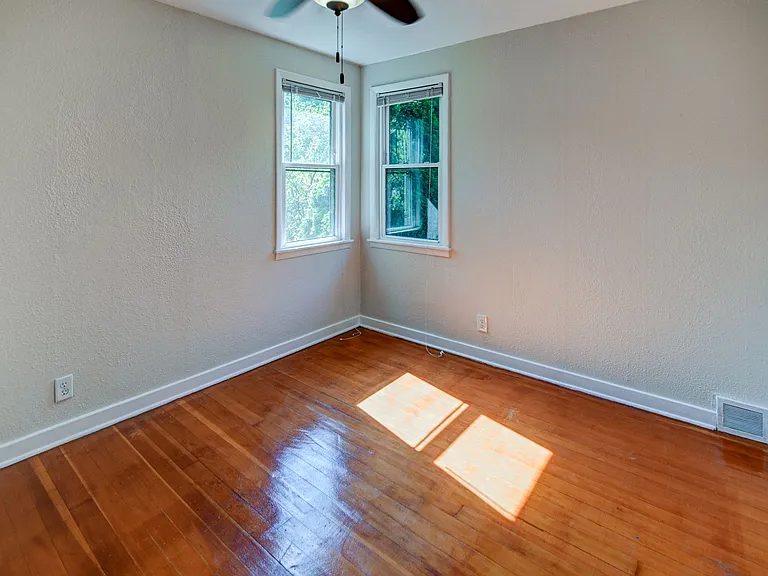 1404 Wyldhaven Ave — Photo 13