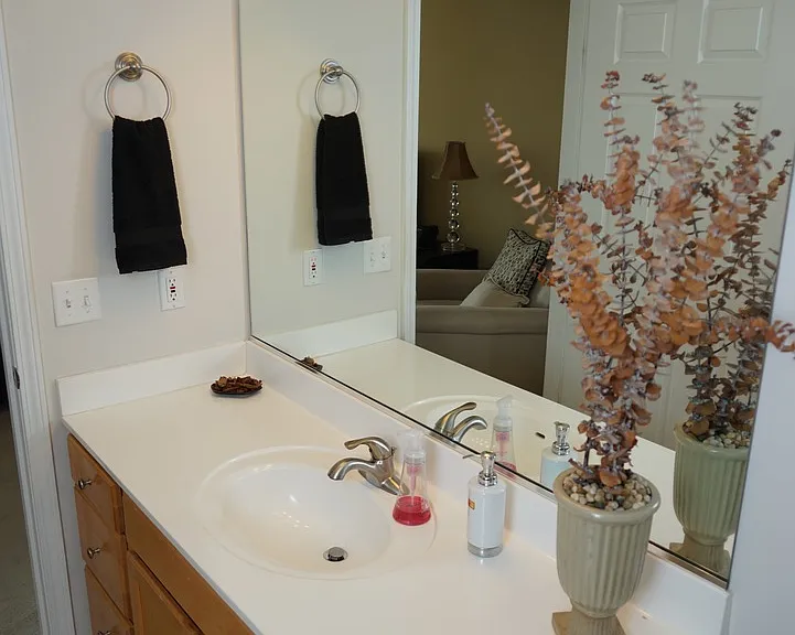 Embassy Place Apartments — Photo 17