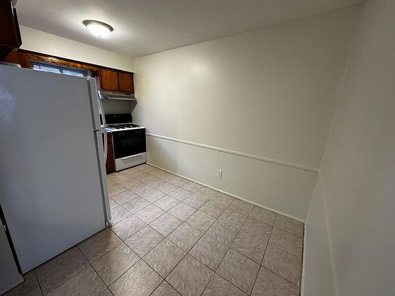 4th image of 94 Warwick Ave #1