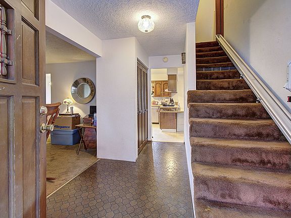 4th image of 605 Northwood Ct NE