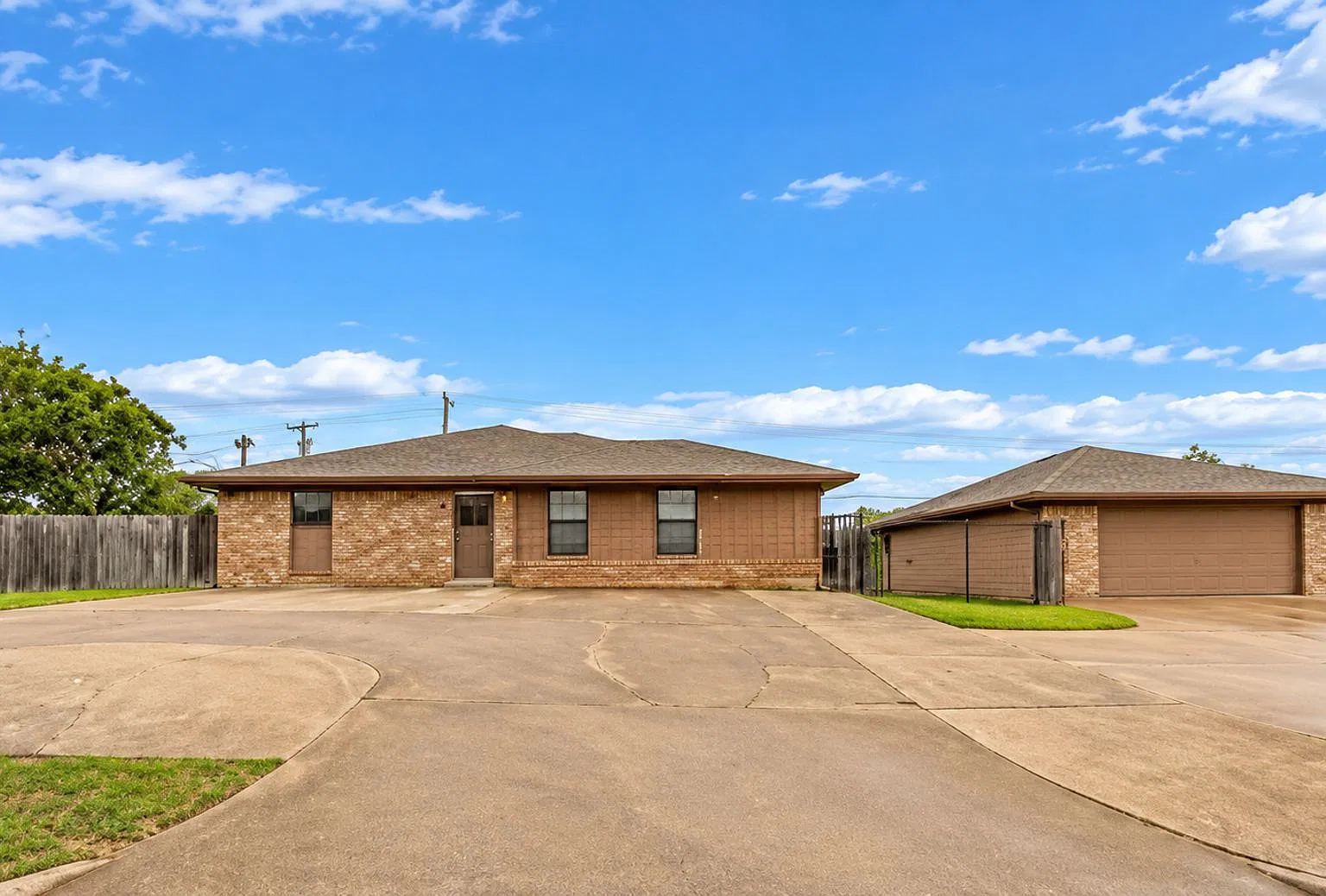 Spacious 4 Bedroom! Close to campus! — Photo 1