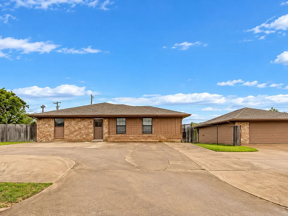 807 Holleman Dr