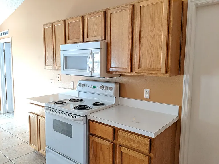 1907 Manatee Dr — Photo 2
