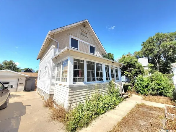846 8th AVENUE NW, Moose Jaw, SK S6H 4E9