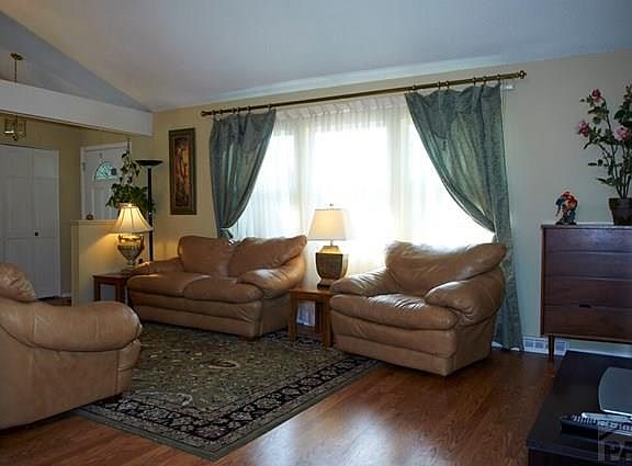 4th image of 12 Belaire Dr