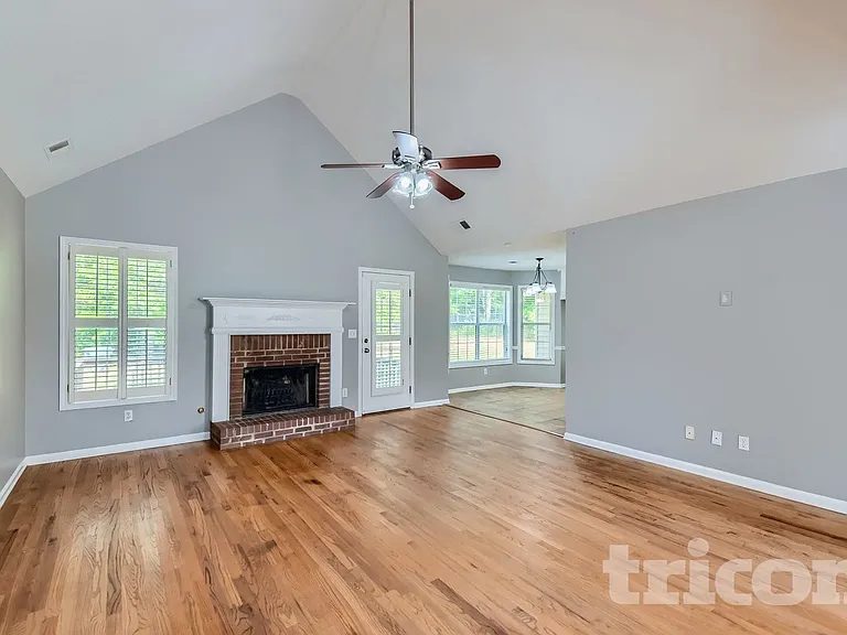 390 River Point Dr — Photo 3