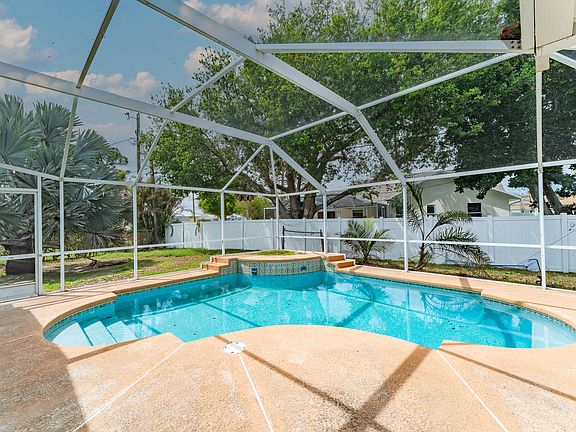 3rd image of 513 SE Cliff Road