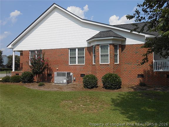 5th image of 656 Amberdale Cir W