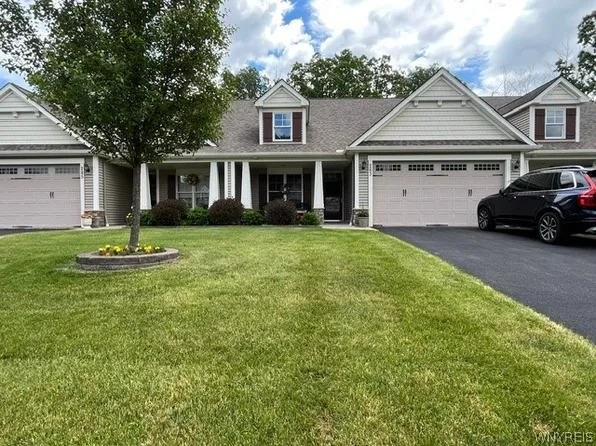 283 Carriage Path Ct, Webster, NY 14580