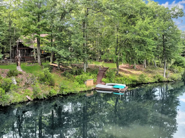 109 Pine Grove Cir, Milford, PA 18337