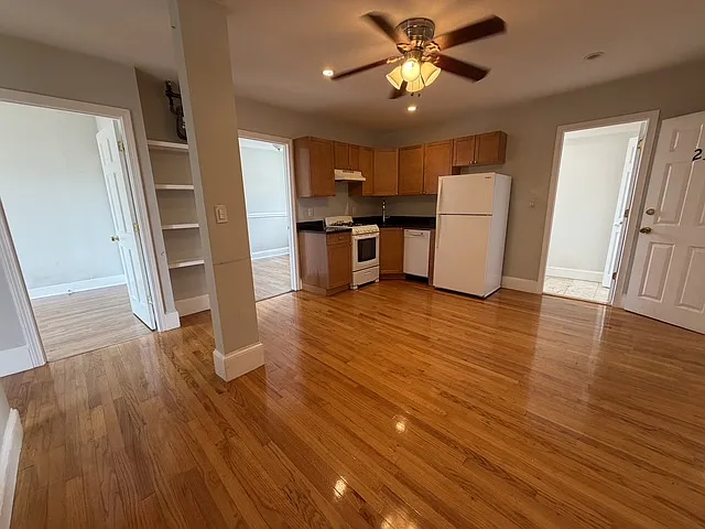 3 bed, 999 sqft, $4,680 — Photo 4