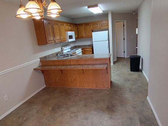 dining area, kitchen