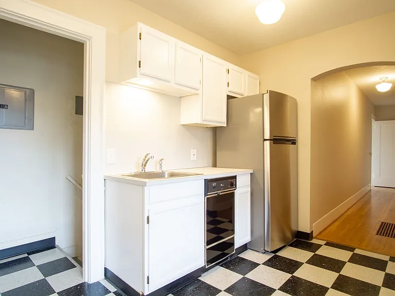 Adorable 1 Bedroom Flat by Laurelhurst Park + SE Belmont! — Photo 7