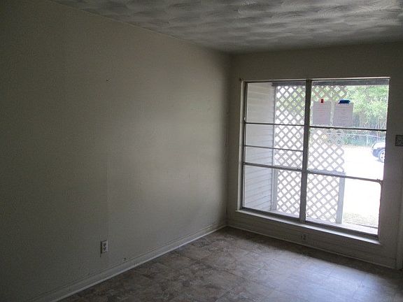 4th image of 11300 Iris Dr