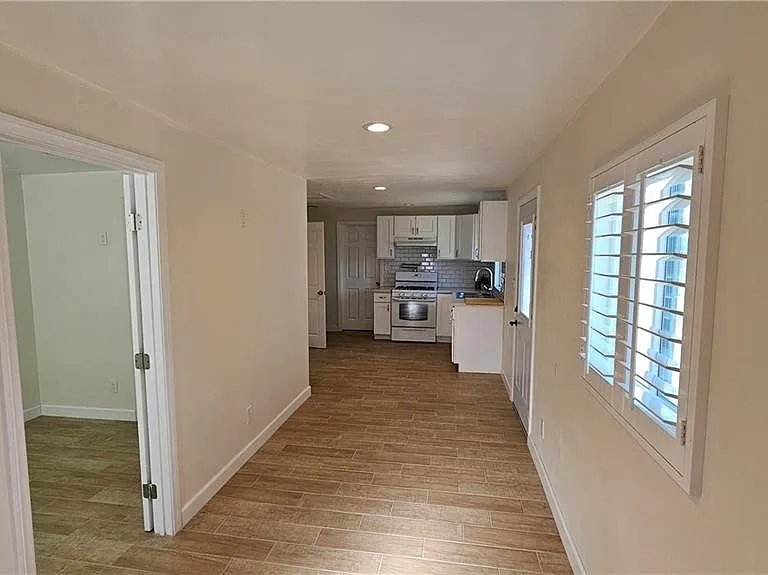 265 1/2 E M St — Photo 2