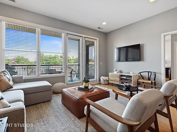4th image of 1842 W Irving Park Rd APT 302