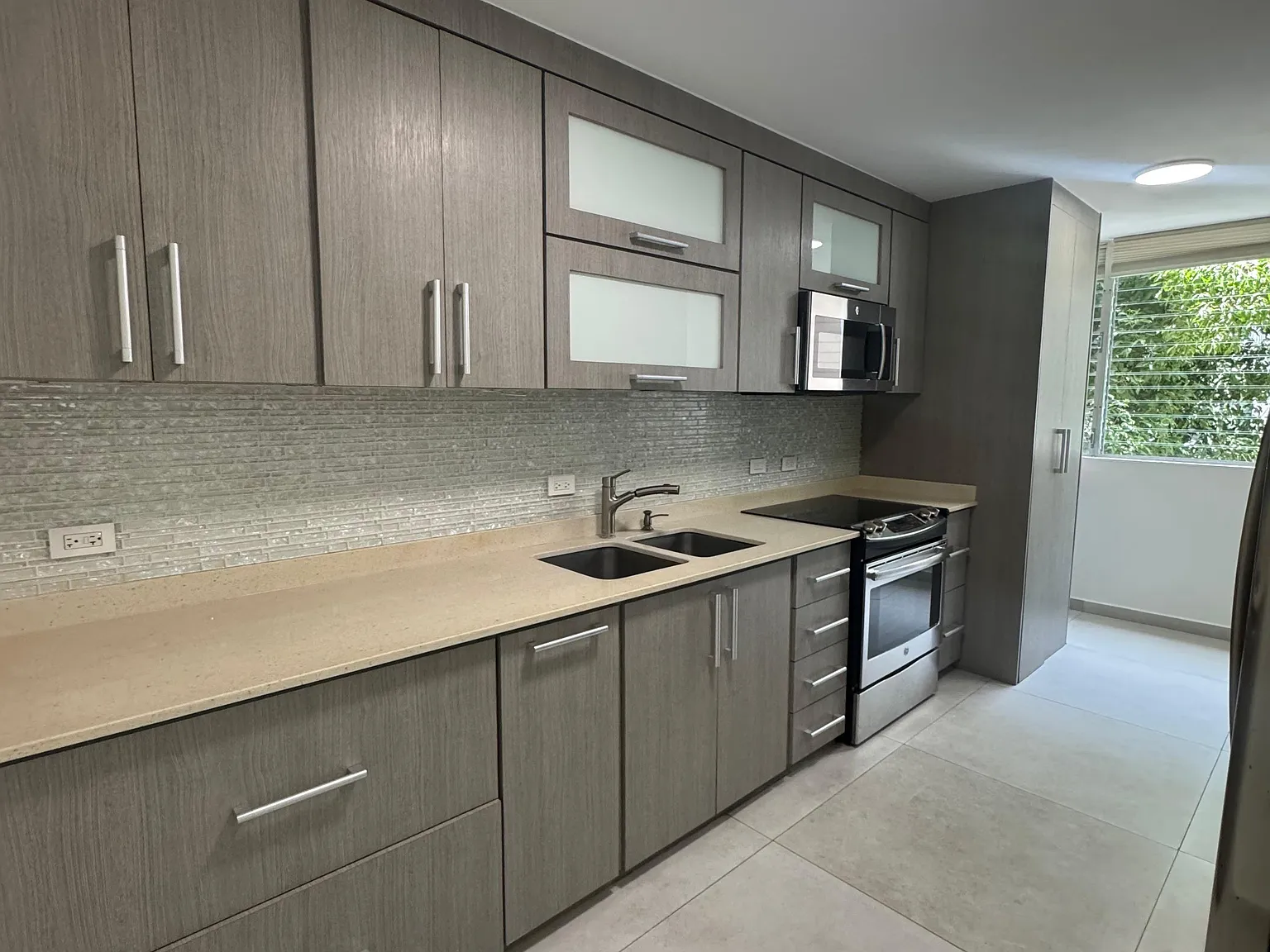 3 bed, 1352 sqft, $3,500 — Photo 2