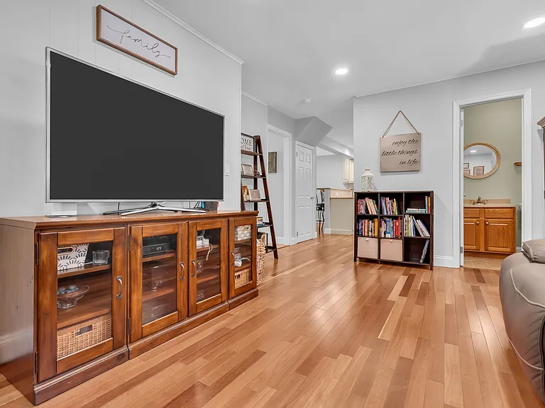 1044 Evelyn Dr — Photo 37