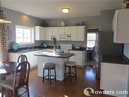 Beautiful Kitchen w/ Island