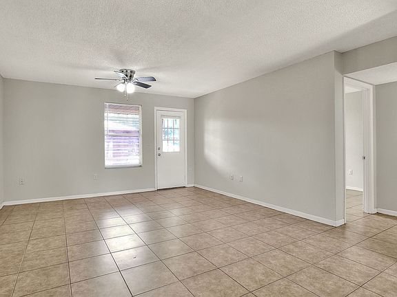 4th image of 2200 Clover Ridge Ct #2B-1BA-839SQFT