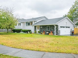 35 Fern Castle Dr, Rochester, NY 14622