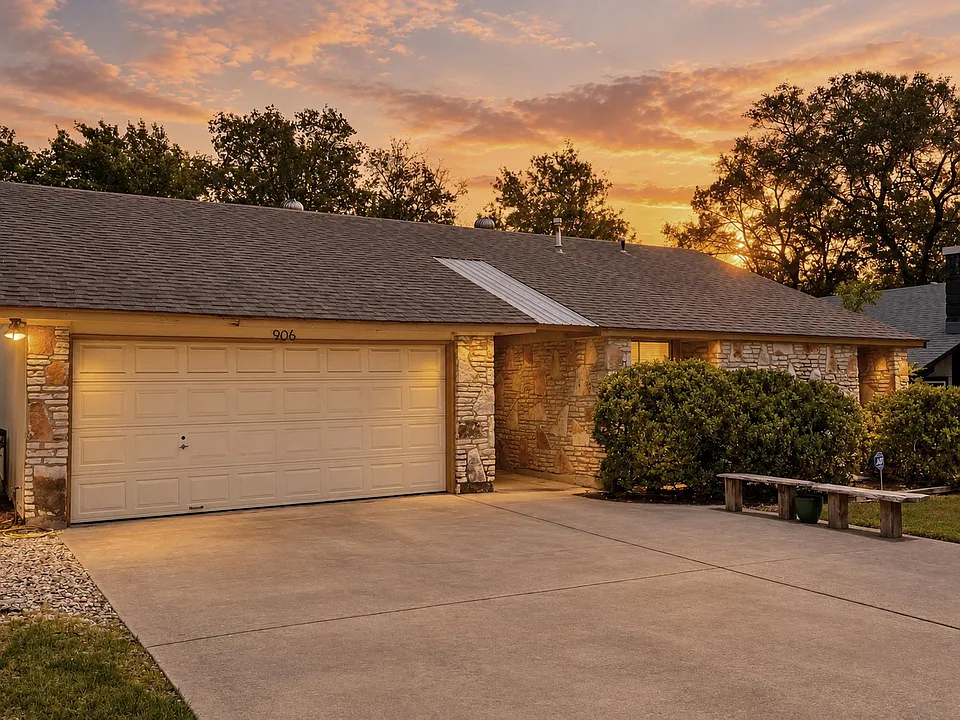 906 Acorn Oaks Dr
