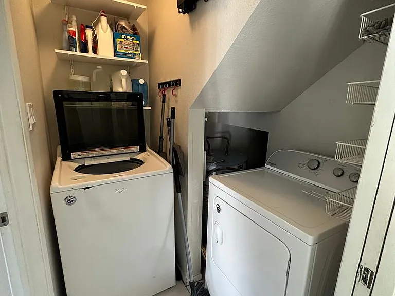1058 Awawamalu St #E — Photo 15