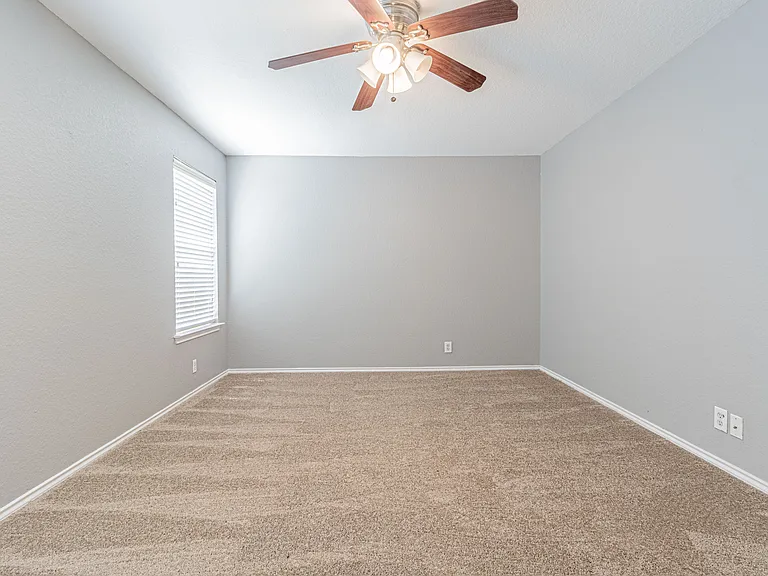 326 Diana Dr — Photo 38