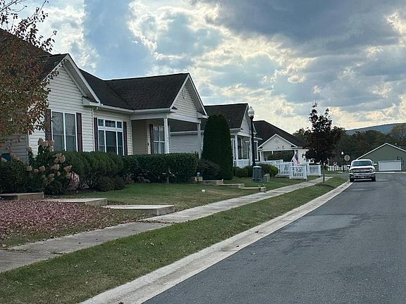 3rd image of 209 Moonlight Dr