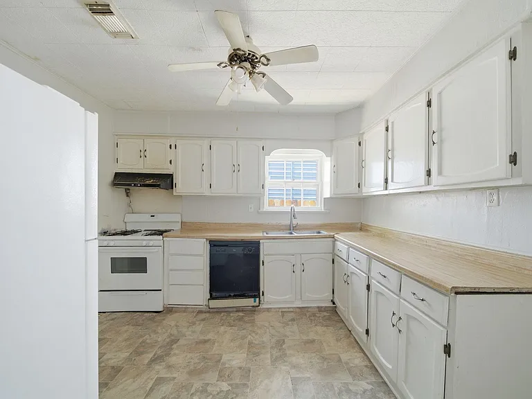 410 Live Oak St — Photo 5