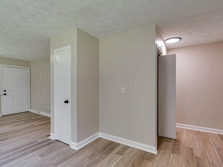 840 Emery Rd — Photo 11