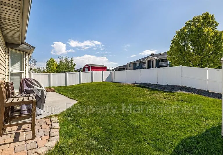 702 Durham Dr — Photo 5