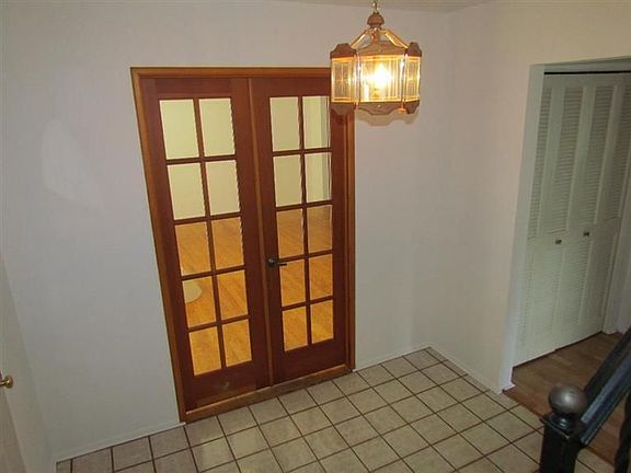 2nd image of 842 Courtland St