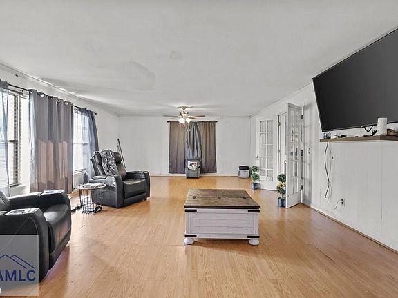 3rd image of 219 Dogwood Ave