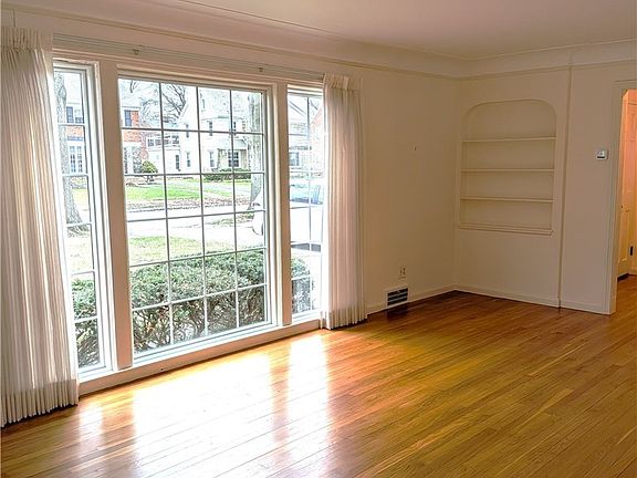 3rd image of 2316 Glendon Rd