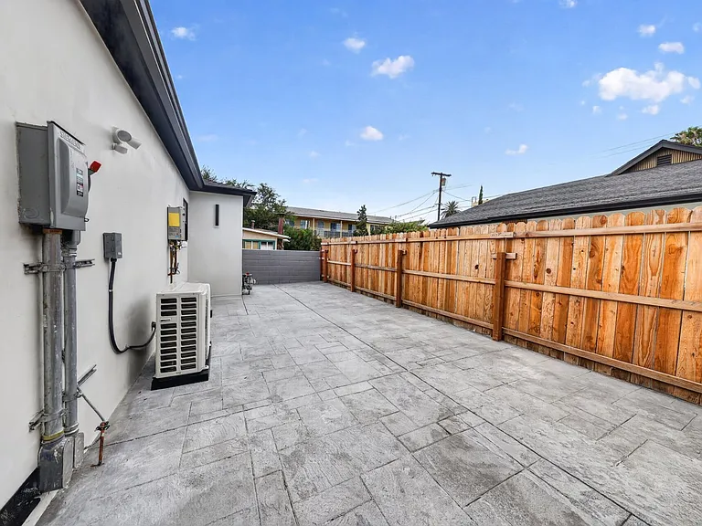 2325 N Naomi St — Photo 25