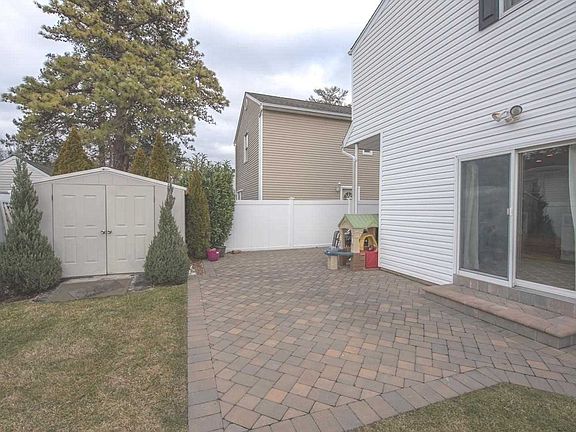 4th image of 183 Von Huenfeld St
