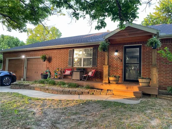105 S Village Ter, Tonganoxie, KS 66086