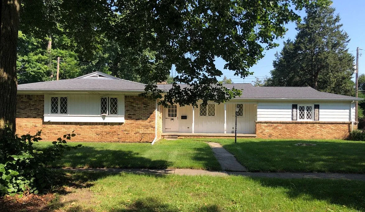 2500 Woodview Dr photo 1