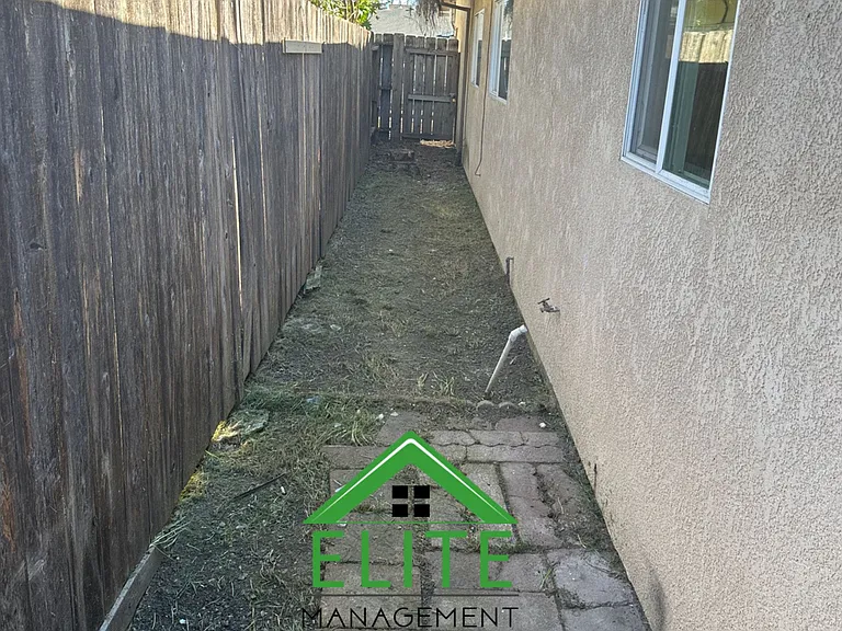 8023 Montgomery Dr — Photo 15