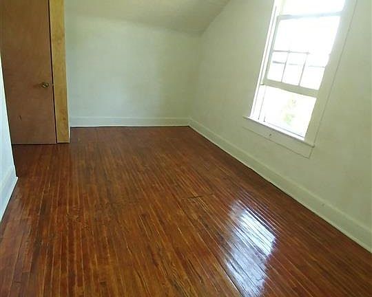 5th image of 914 Virginia St