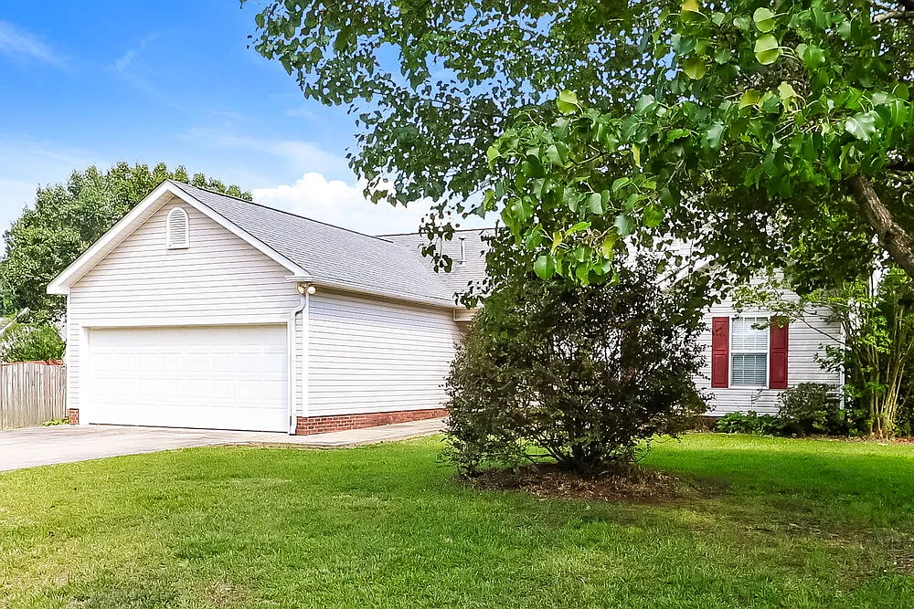3 bed, 2.0 bath, 1240 sqft, $2,300 — Photo 3