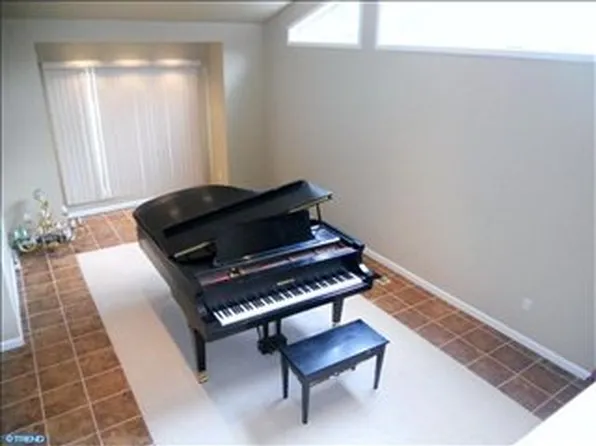 16 Kings Oak Ln, Philadelphia, PA 19115